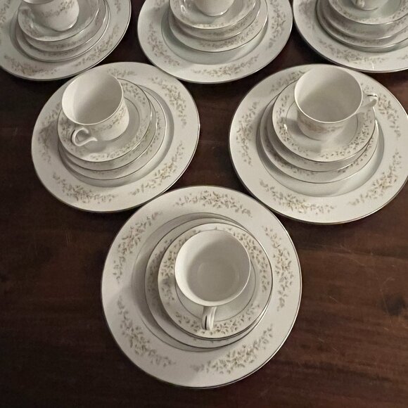 Crown Victoria - Carolyn - dish set - Picture 15 of 16